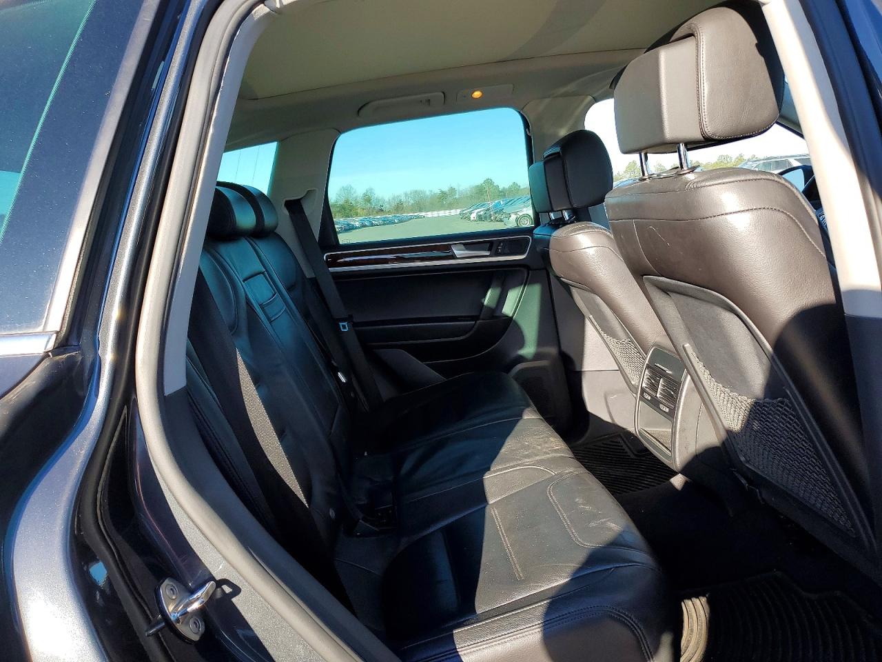 2012 VOLKSWAGEN TOUAREG V6 photo 11