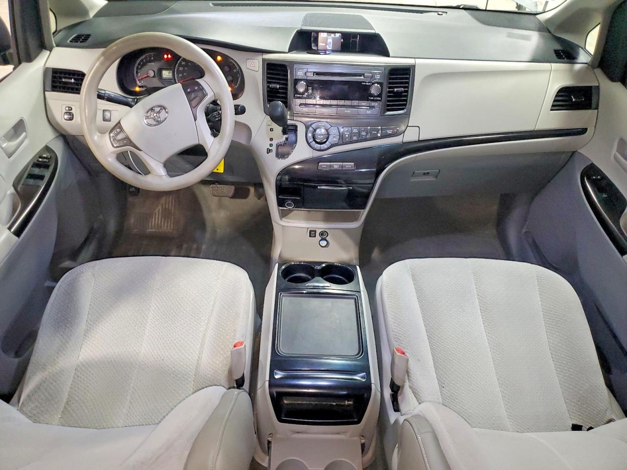 2013 TOYOTA SIENNA LE photo 8