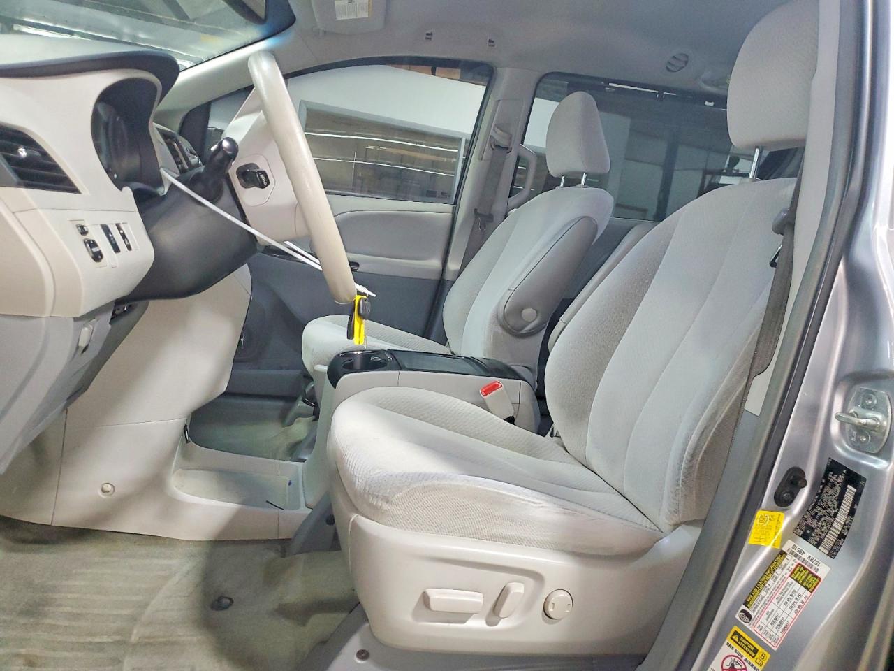 2013 TOYOTA SIENNA LE photo 7