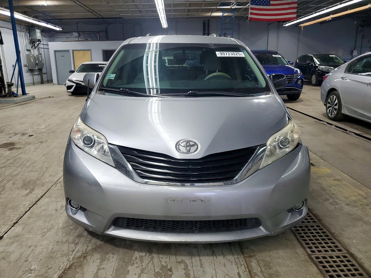 2013 TOYOTA SIENNA LE photo 5