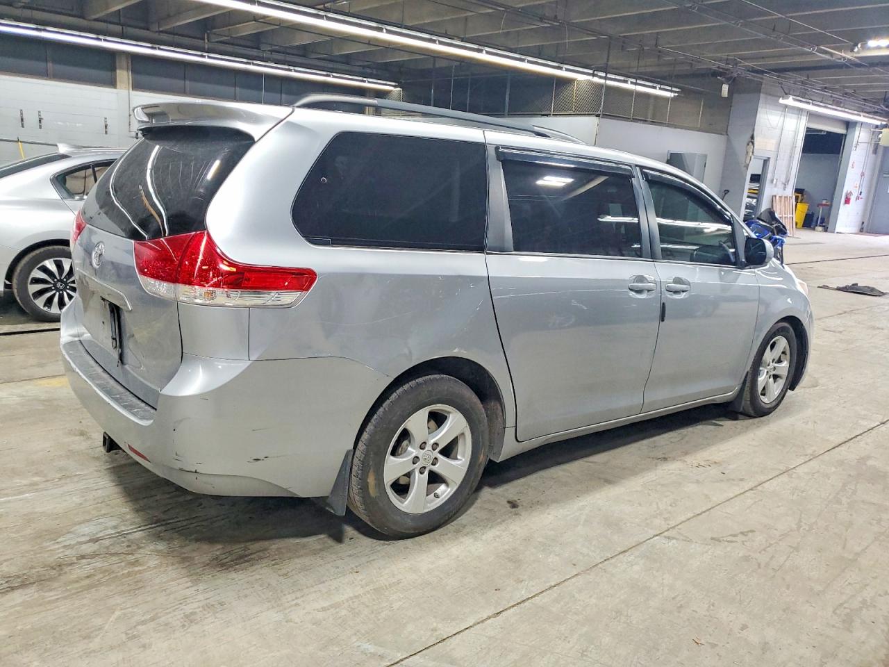 2013 TOYOTA SIENNA LE photo 3