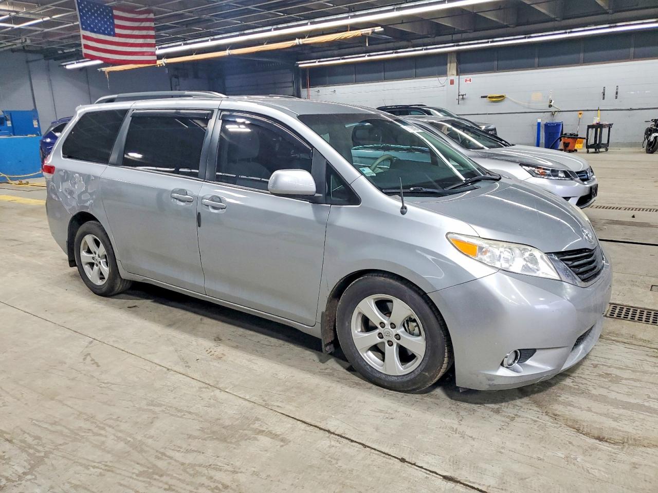 2013 TOYOTA SIENNA LE photo 4