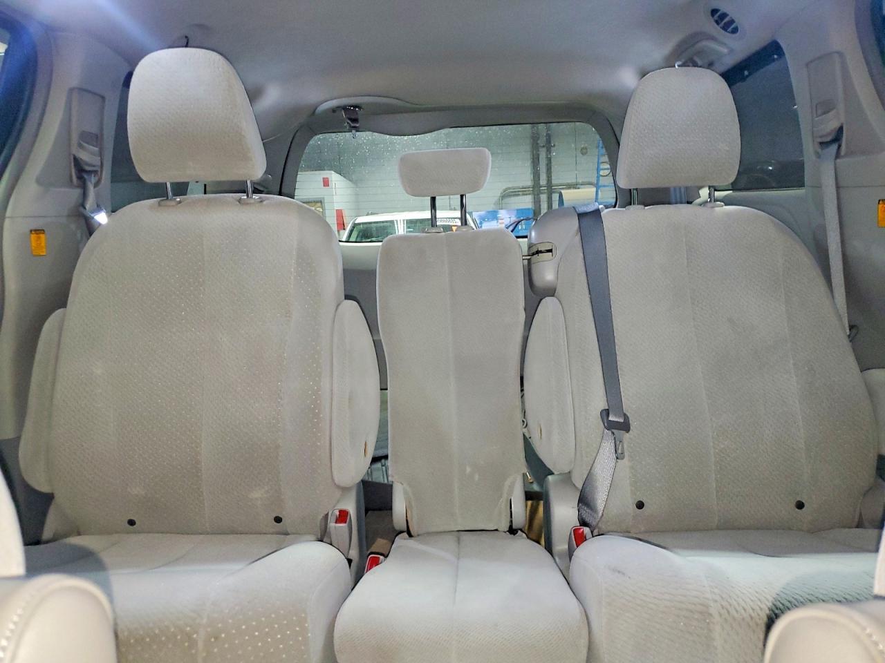 2013 TOYOTA SIENNA LE photo 10