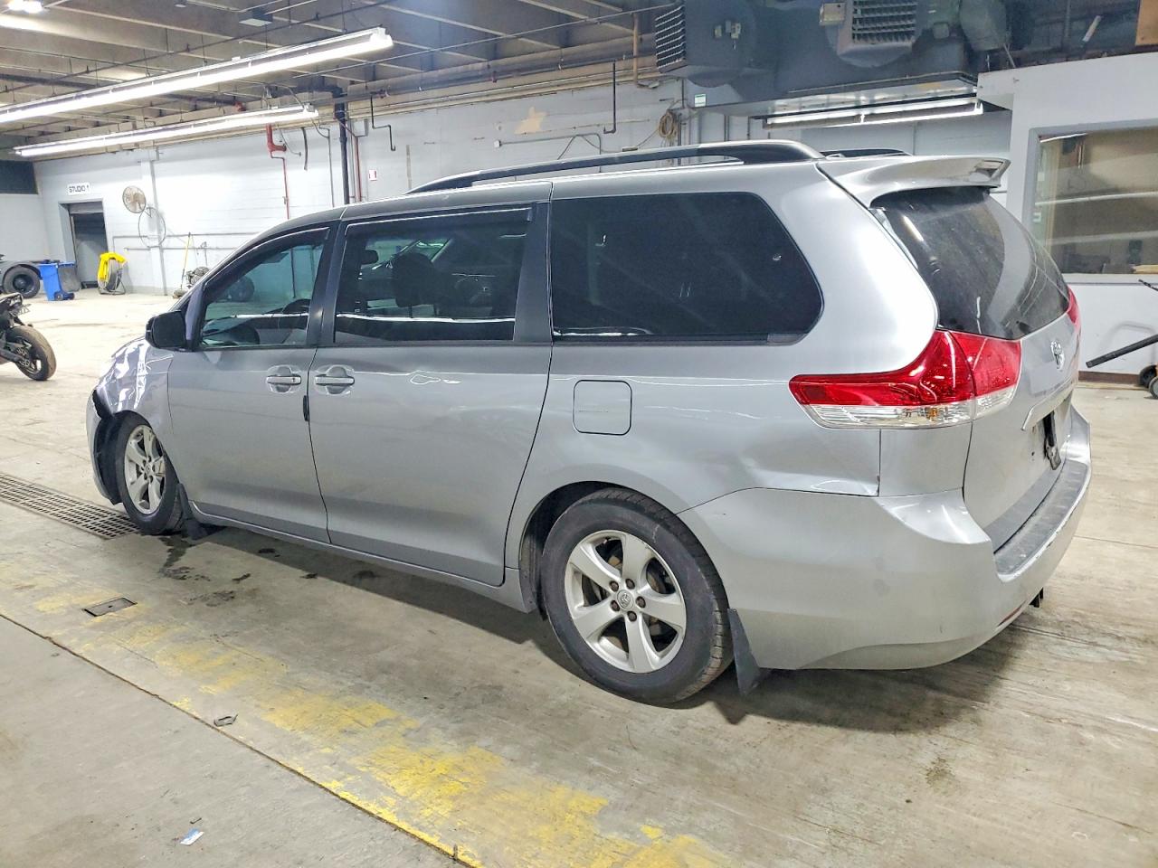 2013 TOYOTA SIENNA LE photo 2