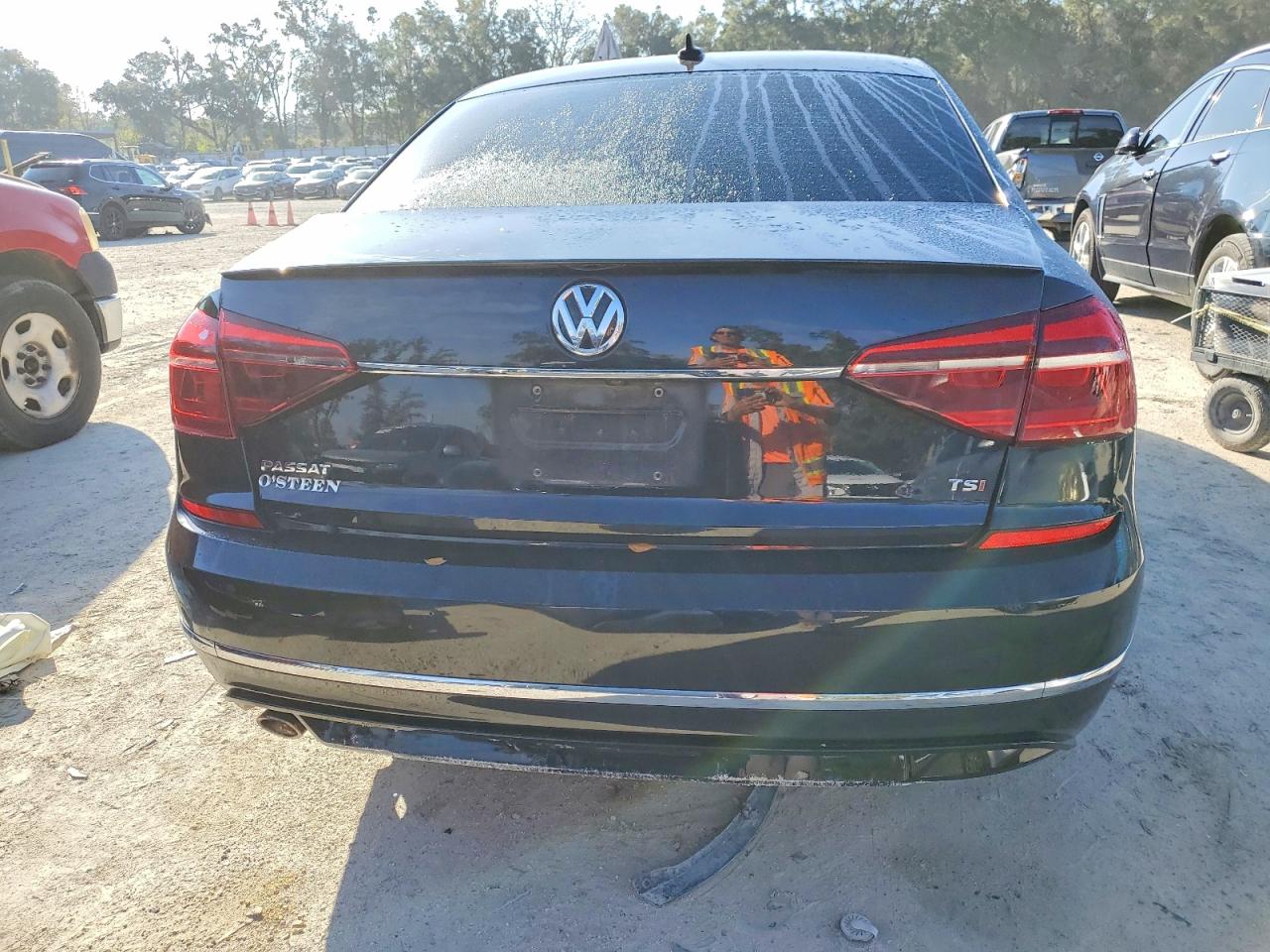 2017 VOLKSWAGEN PASSAT R-LINE photo 6