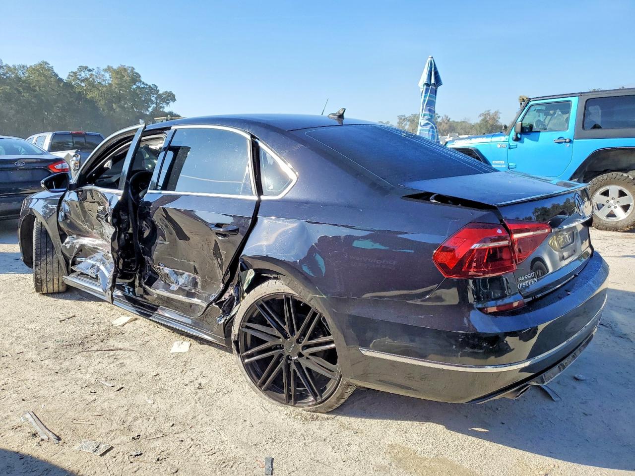 2017 VOLKSWAGEN PASSAT R-LINE photo 2