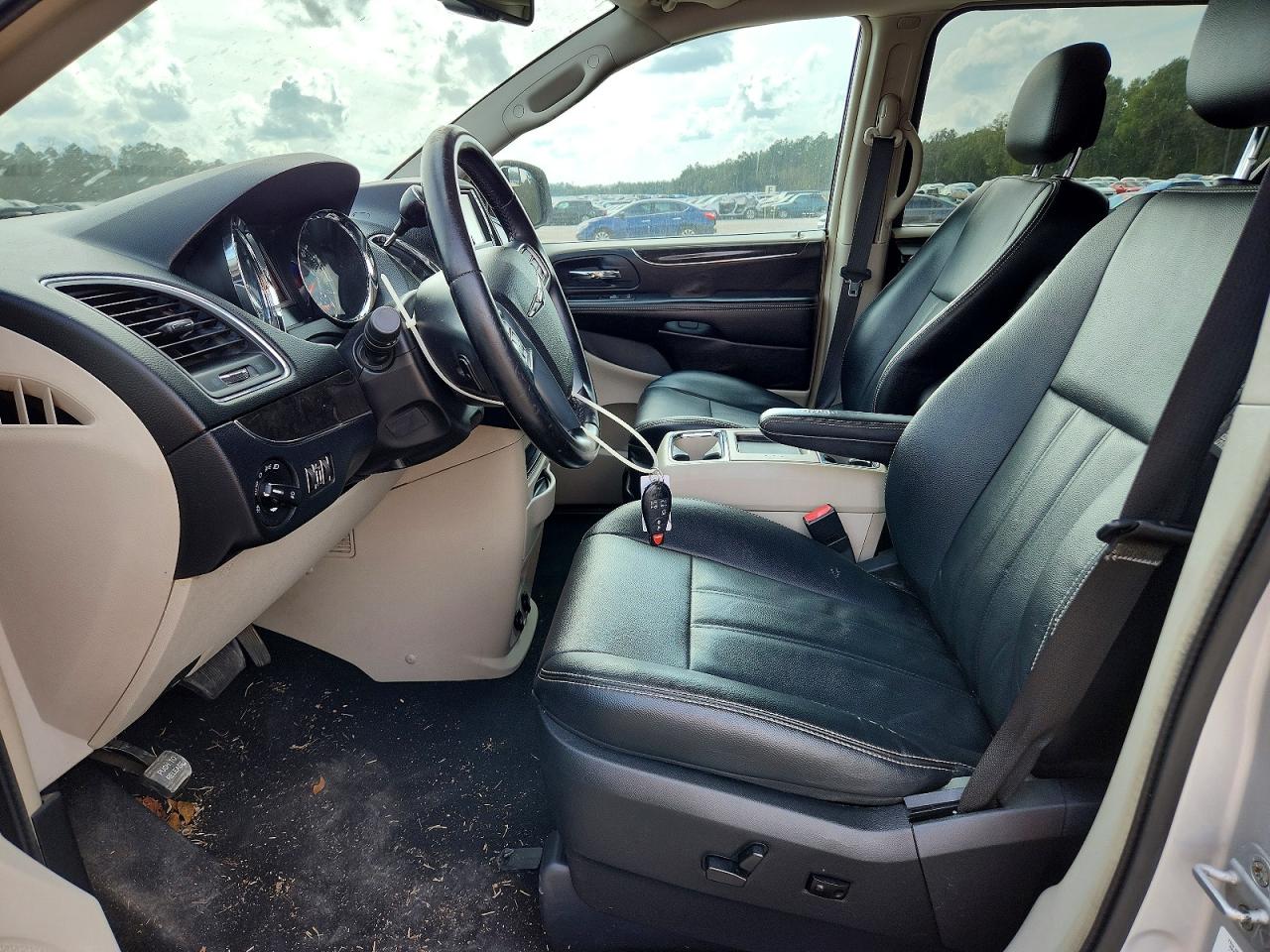 2012 CHRYSLER TOWN & COUNTRY TOURING photo 7