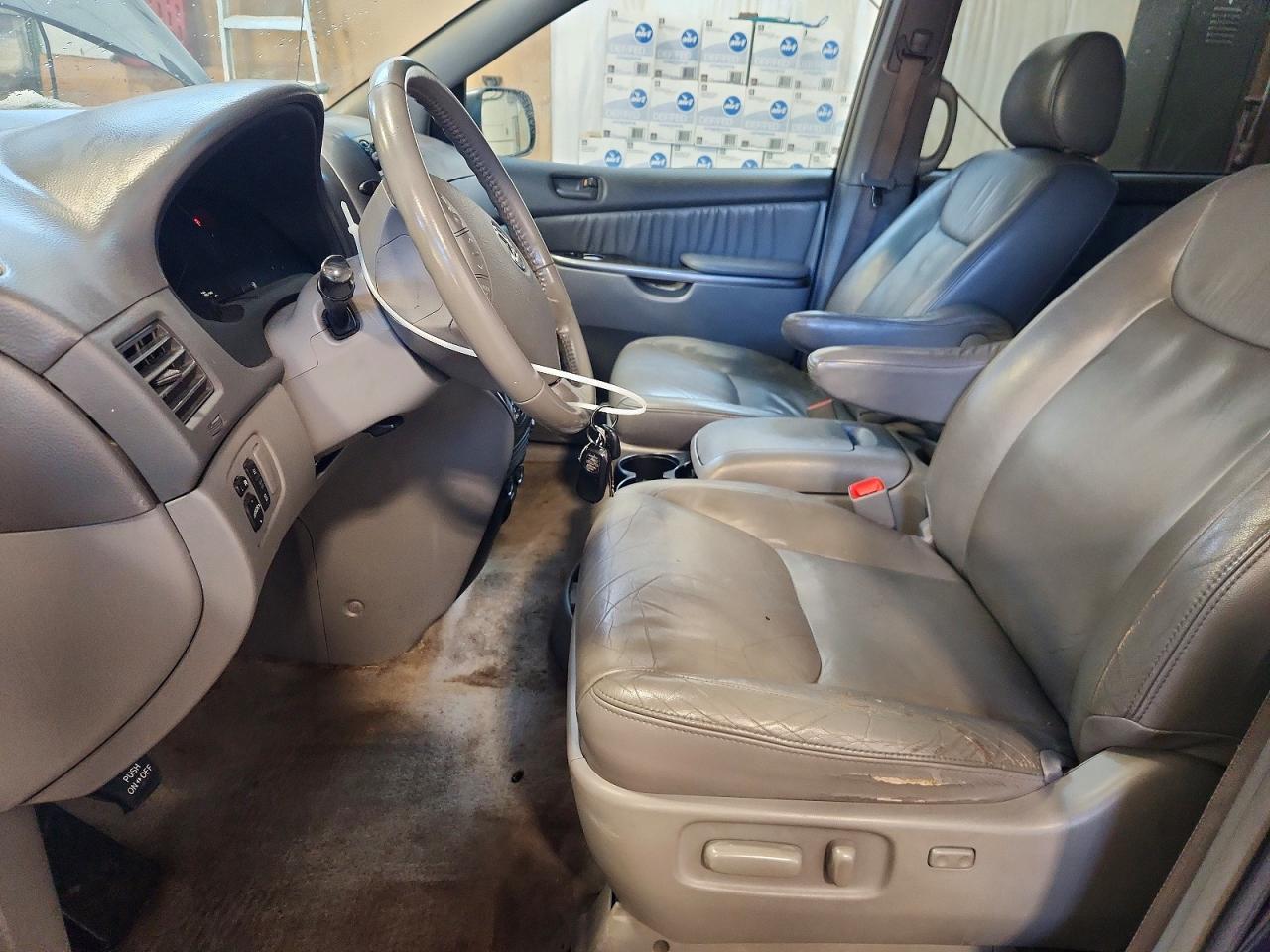 2007 TOYOTA SIENNA LE photo 13