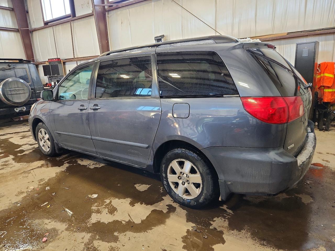 2007 TOYOTA SIENNA LE photo 3
