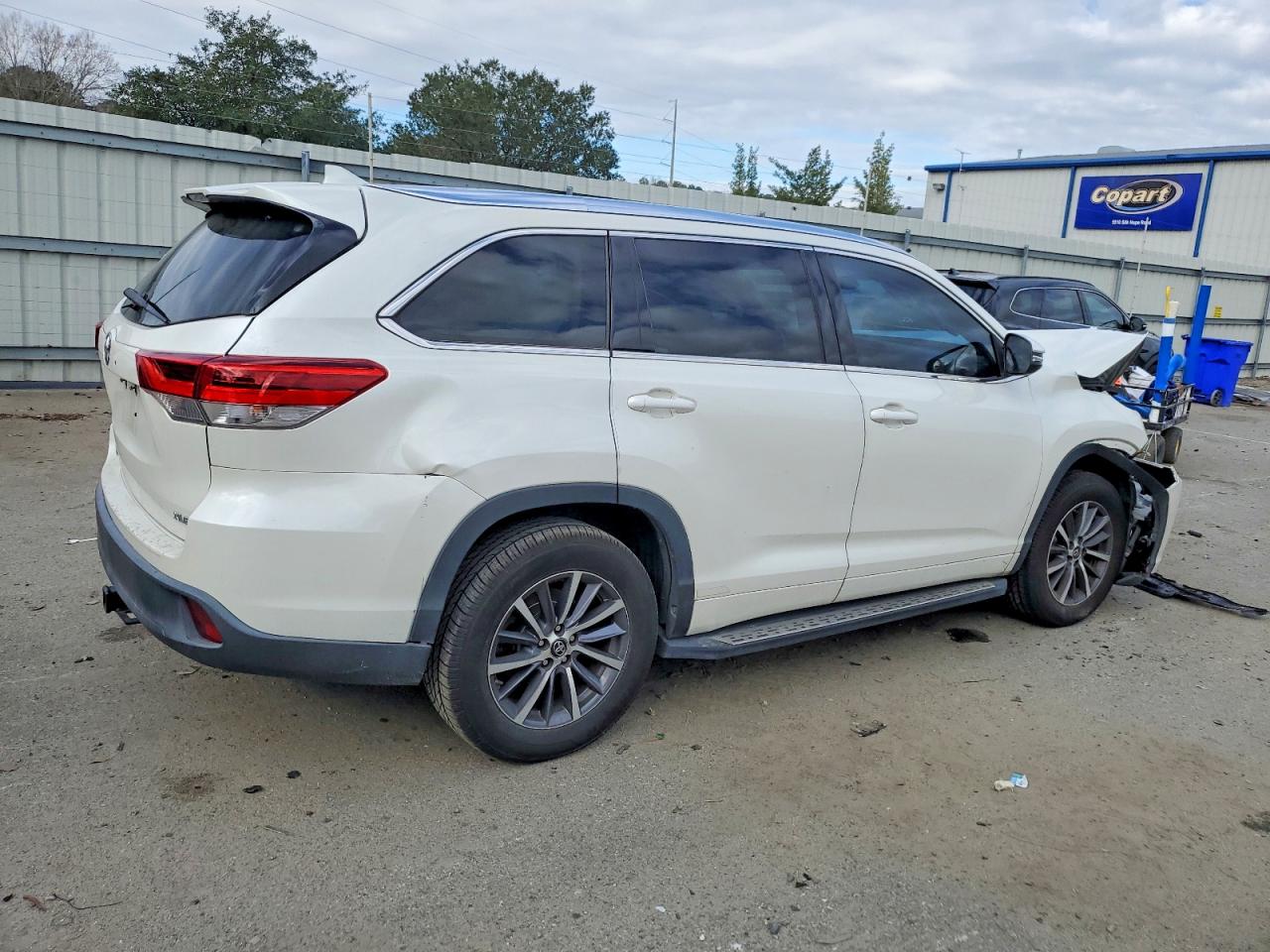 2018 TOYOTA HIGHLANDER SE photo 3