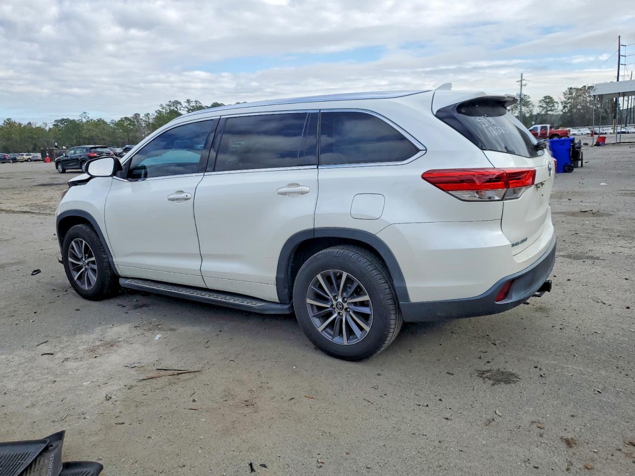 2018 TOYOTA HIGHLANDER SE photo 2