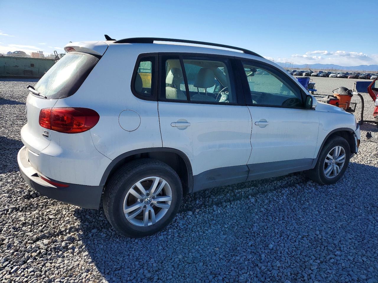 2017 VOLKSWAGEN TIGUAN S photo 3