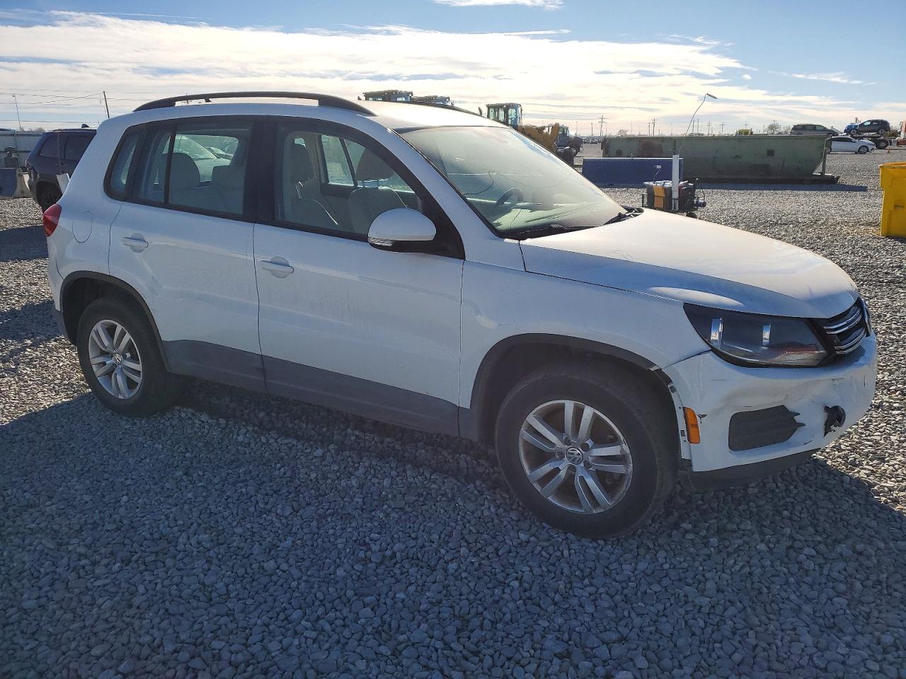 2017 VOLKSWAGEN TIGUAN S photo 4