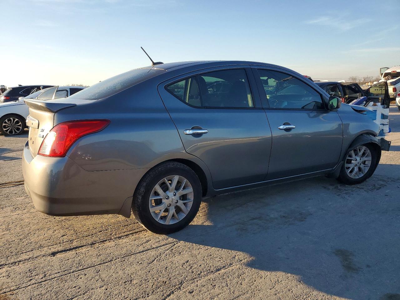 2019 NISSAN VERSA SV photo 5
