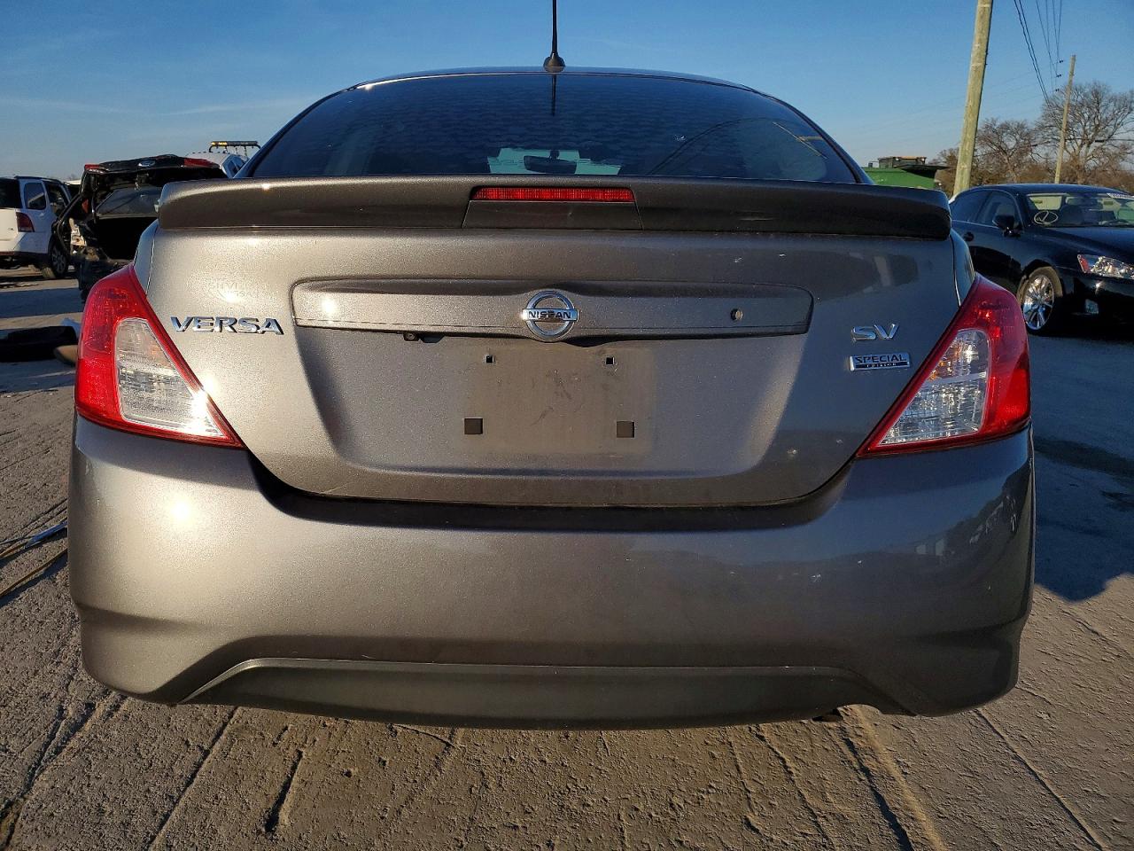2019 NISSAN VERSA SV photo 11