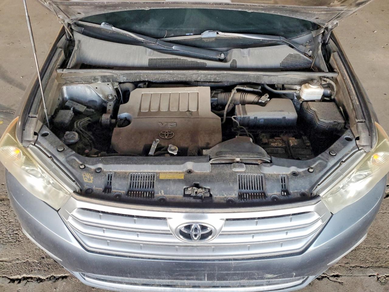 2012 TOYOTA HIGHLANDER BASE photo 11