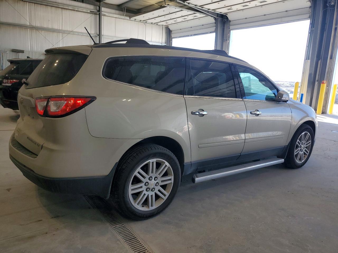 2014 CHEVROLET TRAVERSE LT photo 3