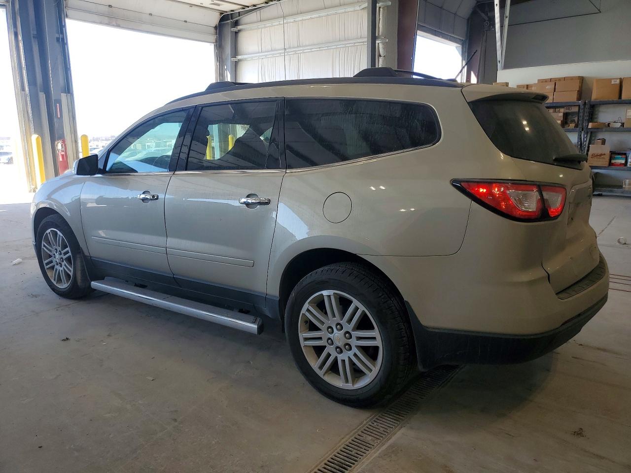 2014 CHEVROLET TRAVERSE LT photo 2
