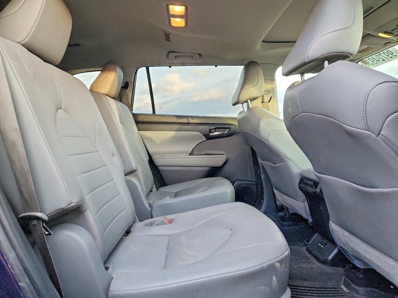 2020 TOYOTA HIGHLANDER XLE photo 11