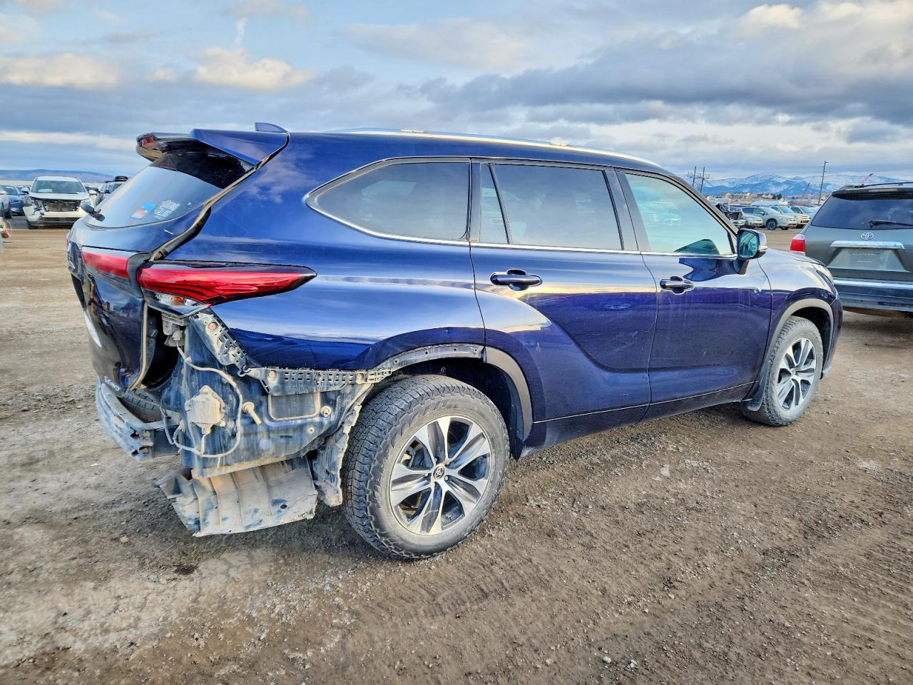 2020 TOYOTA HIGHLANDER XLE photo 3