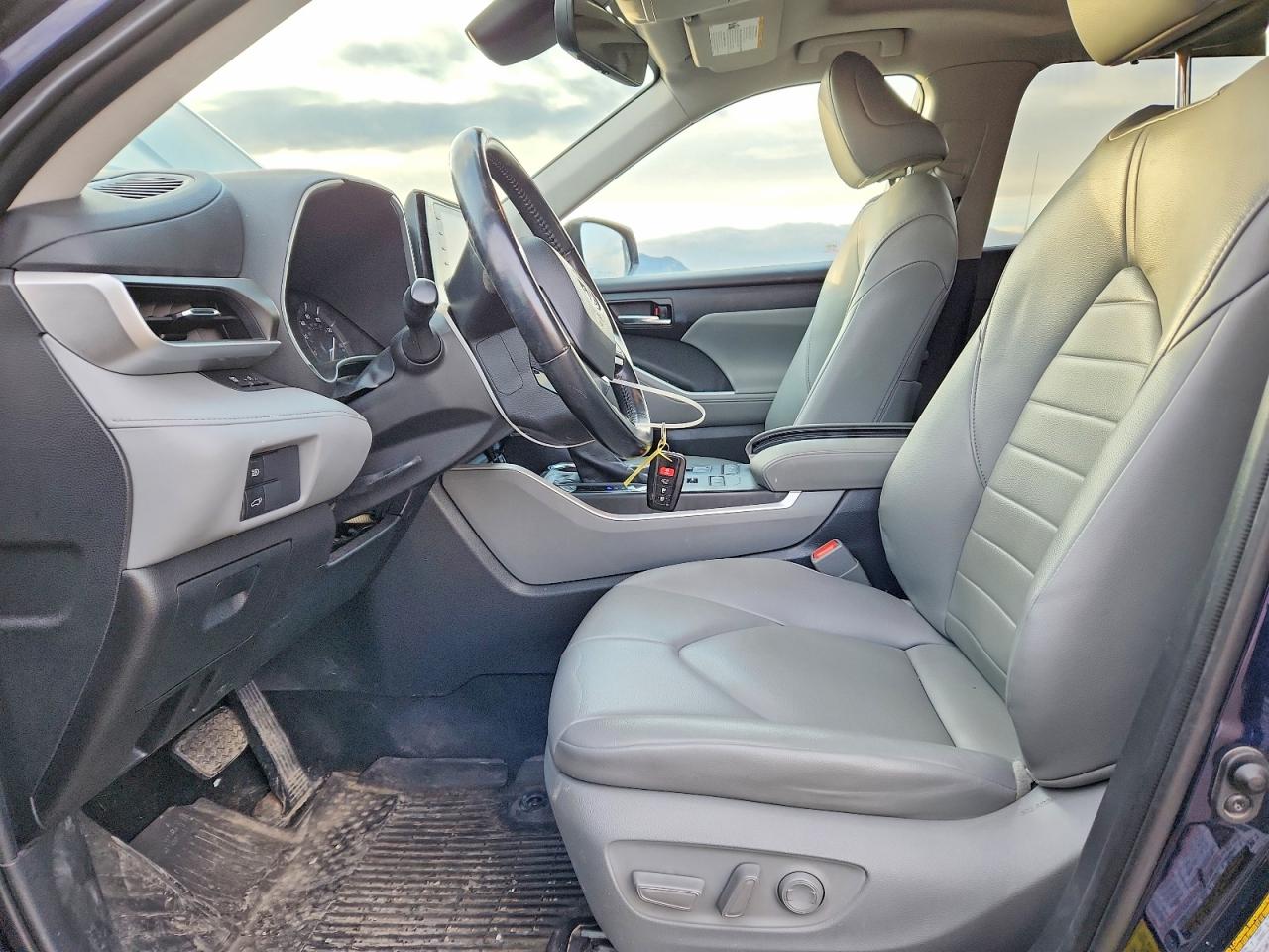 2020 TOYOTA HIGHLANDER XLE photo 7