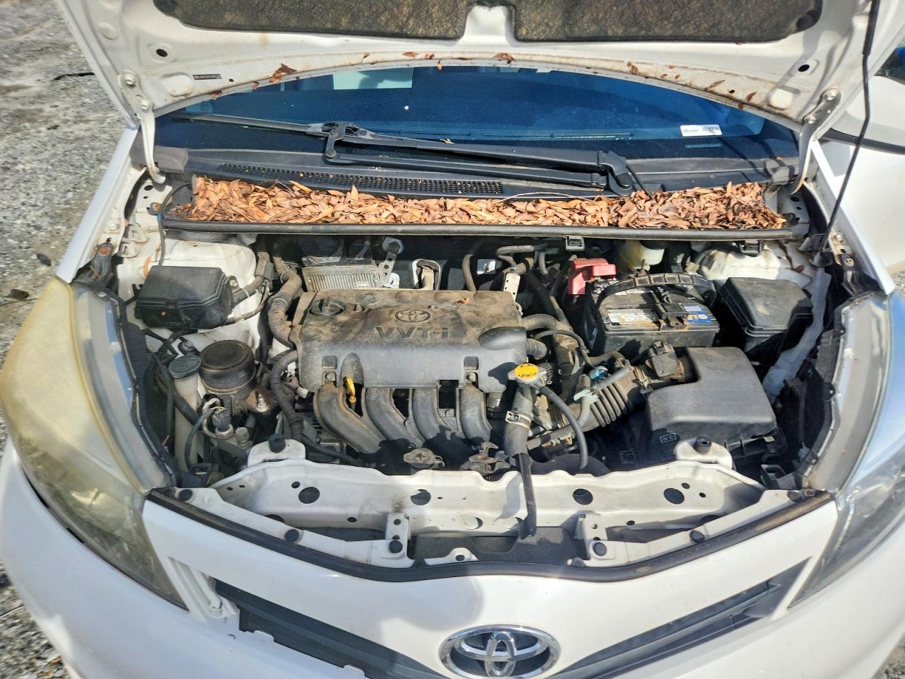 2012 TOYOTA YARIS photo 11