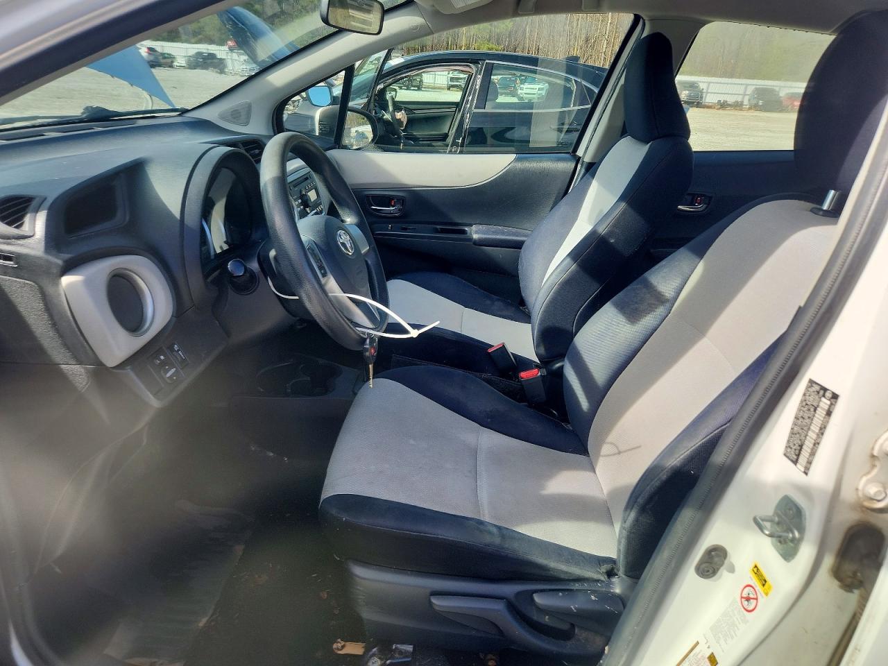 2012 TOYOTA YARIS photo 7