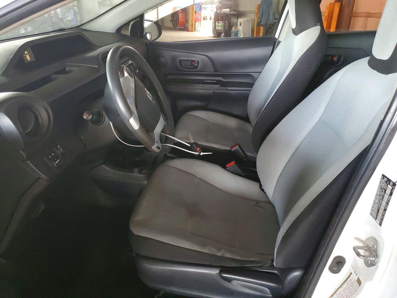 2016 TOYOTA PRIUS C photo 7