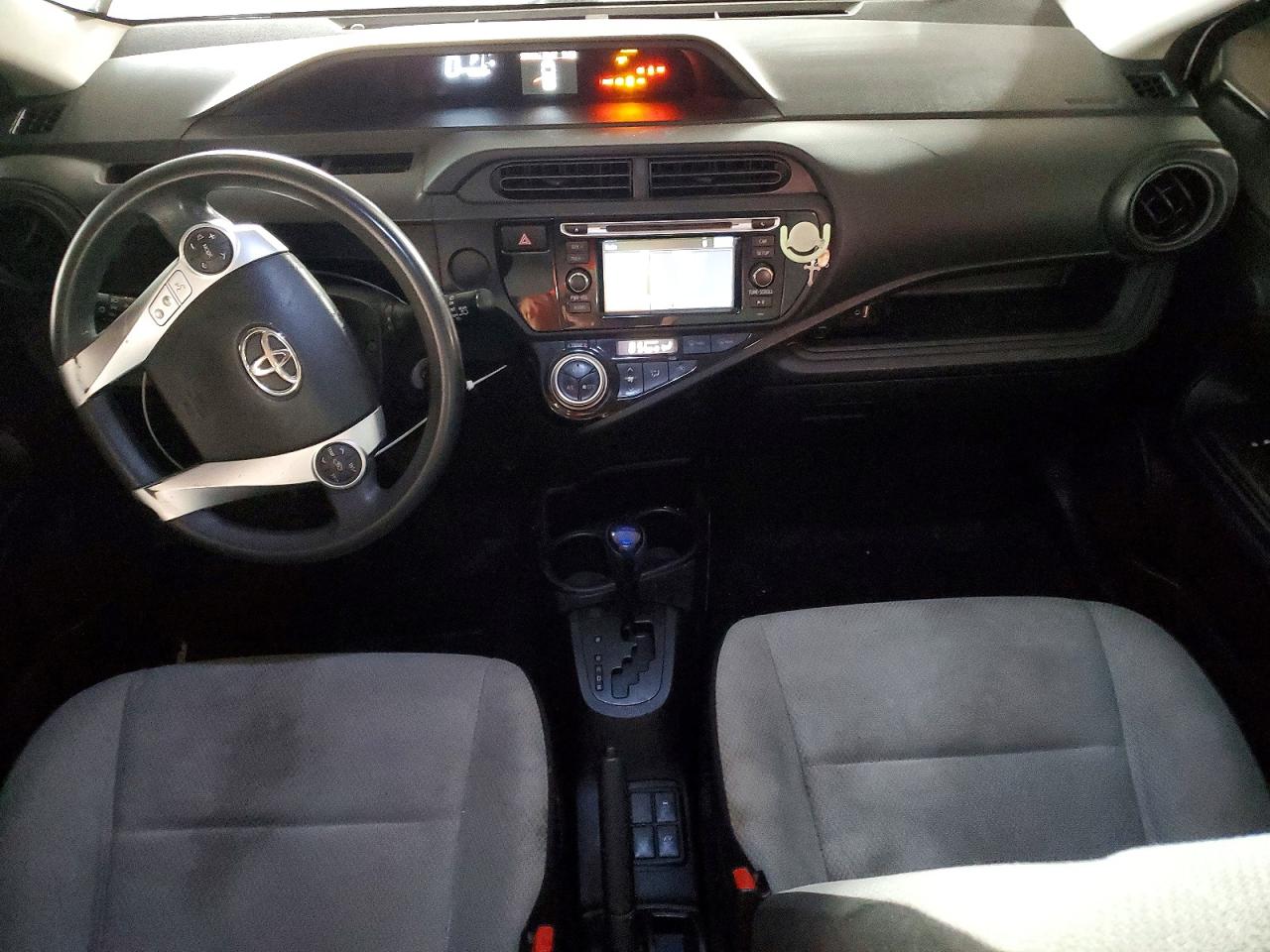 2016 TOYOTA PRIUS C photo 8
