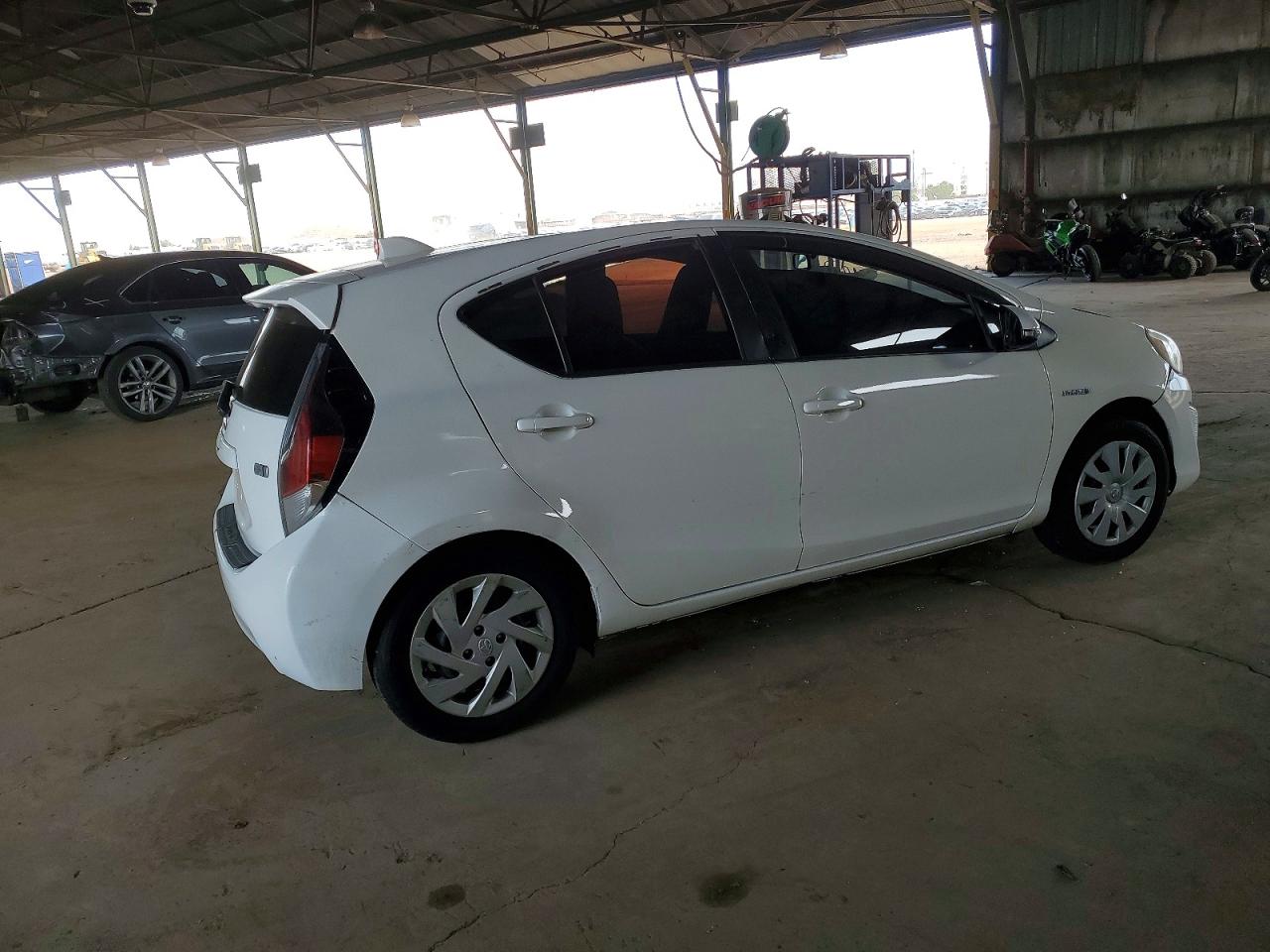 2016 TOYOTA PRIUS C photo 3