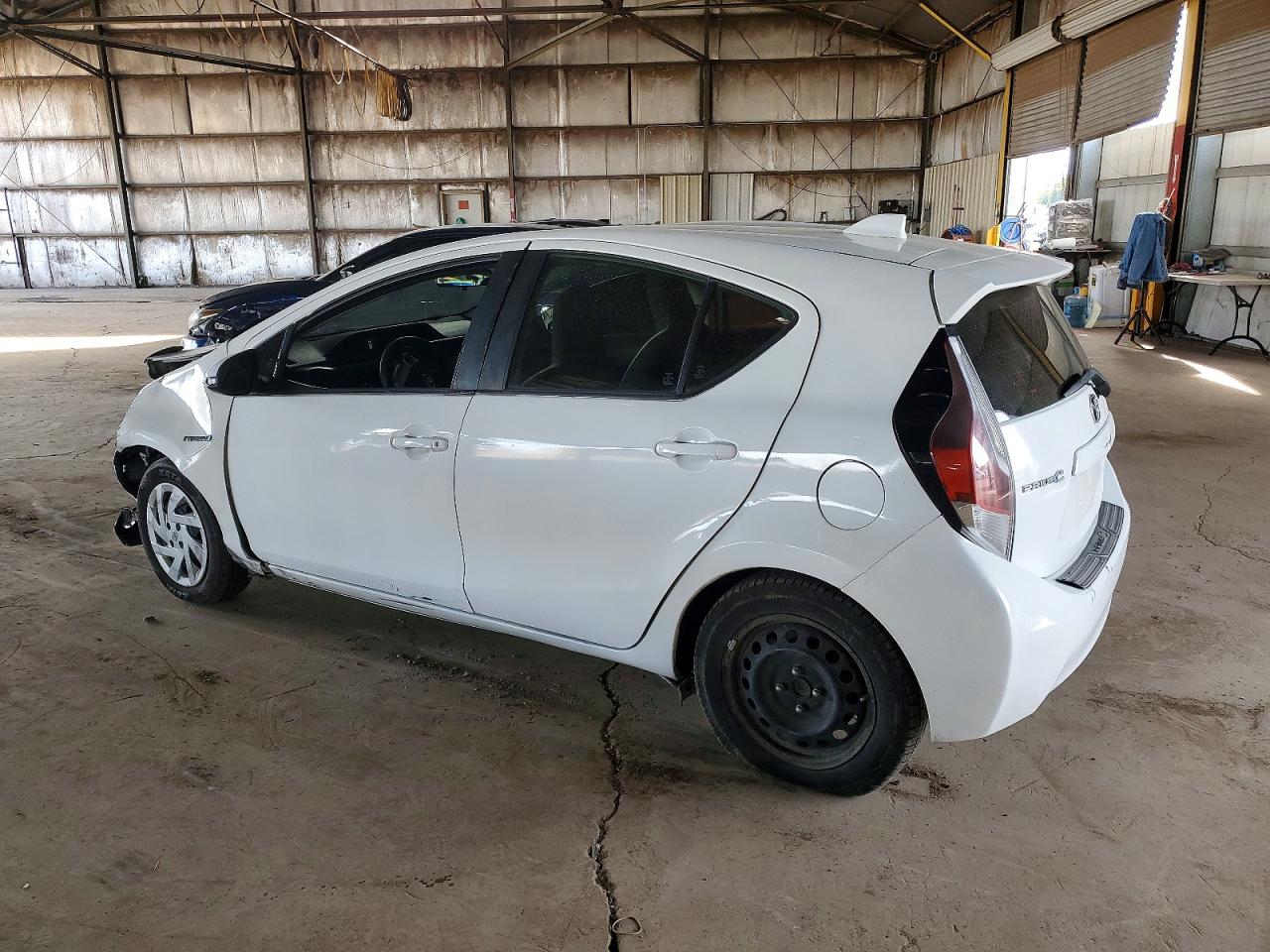 2016 TOYOTA PRIUS C photo 2