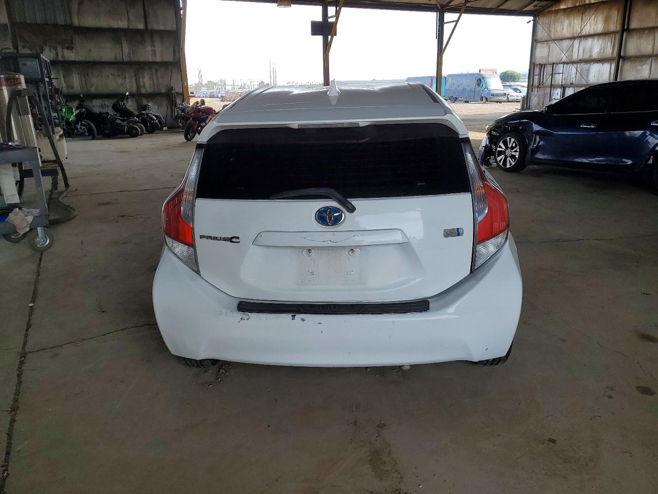 2016 TOYOTA PRIUS C photo 6