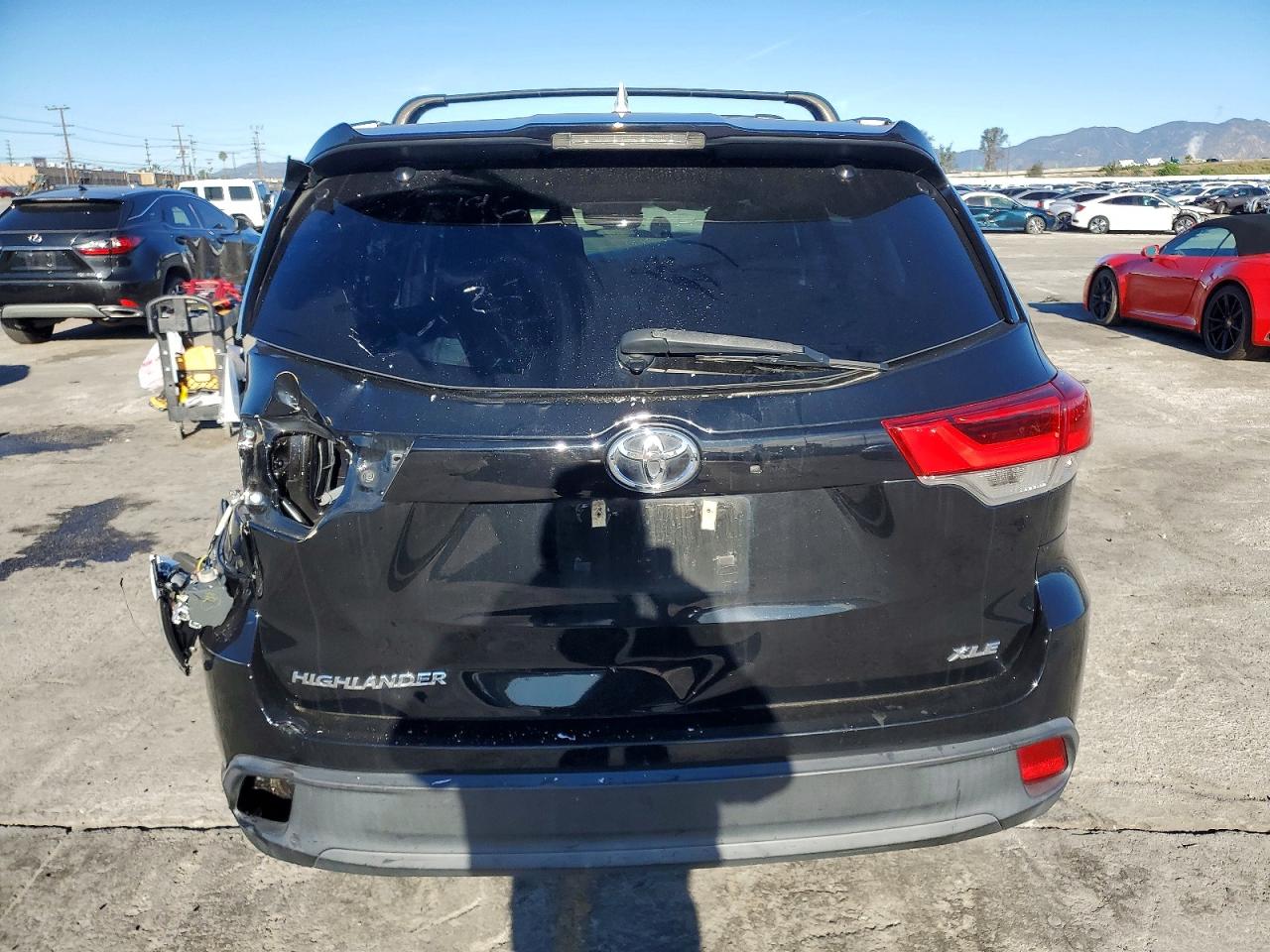 2019 TOYOTA HIGHLANDER SE photo 6