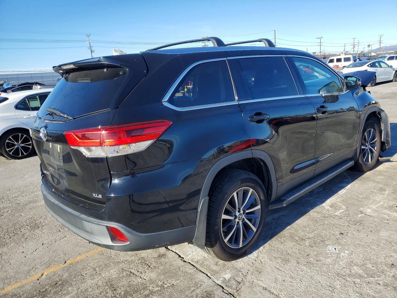 2019 TOYOTA HIGHLANDER SE photo 3