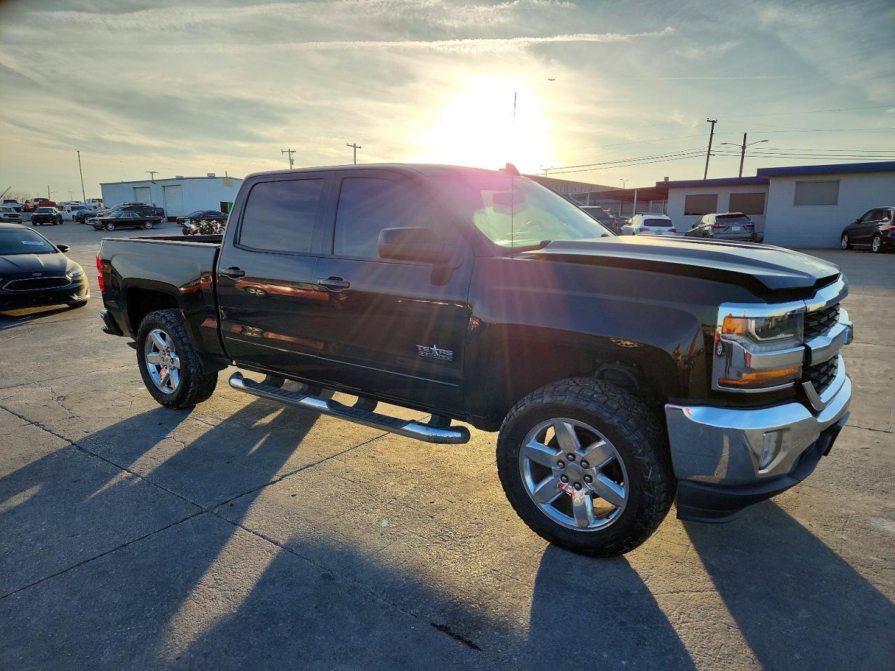2017 CHEVROLET SILVERADO photo 4