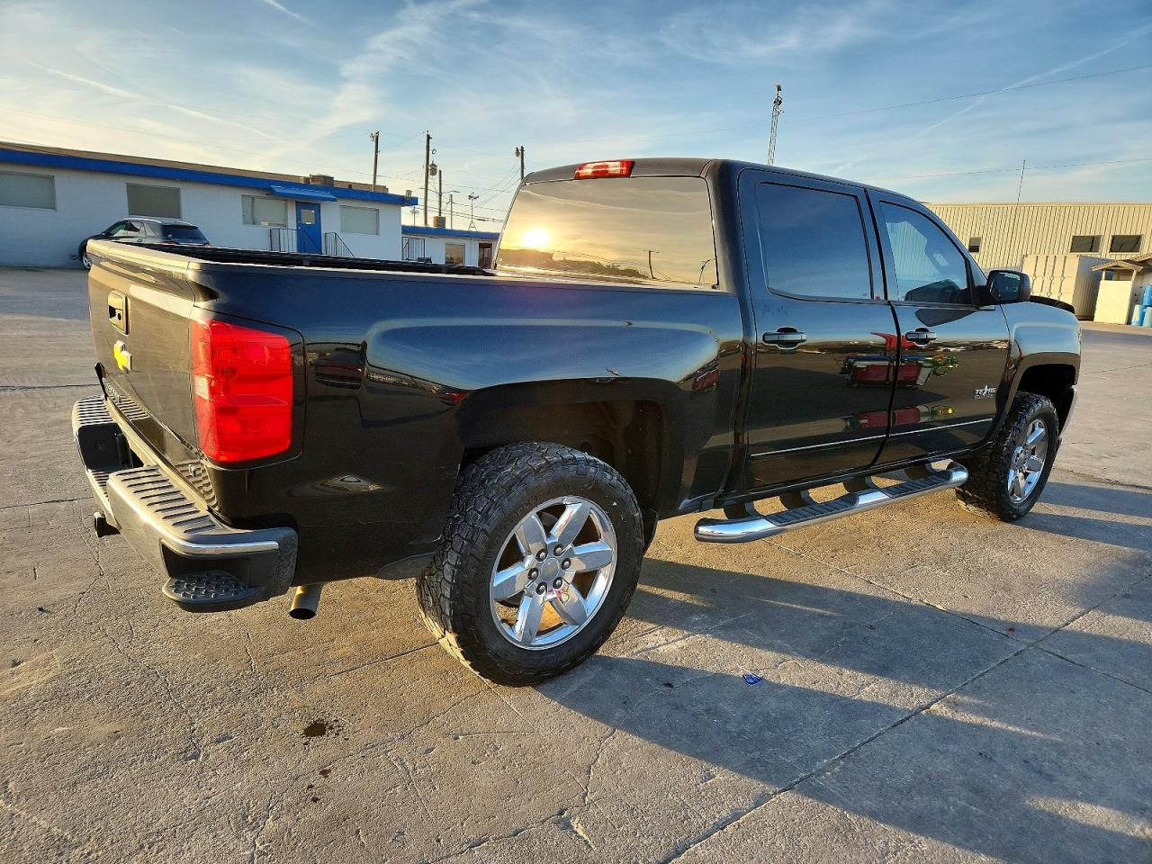 2017 CHEVROLET SILVERADO photo 3