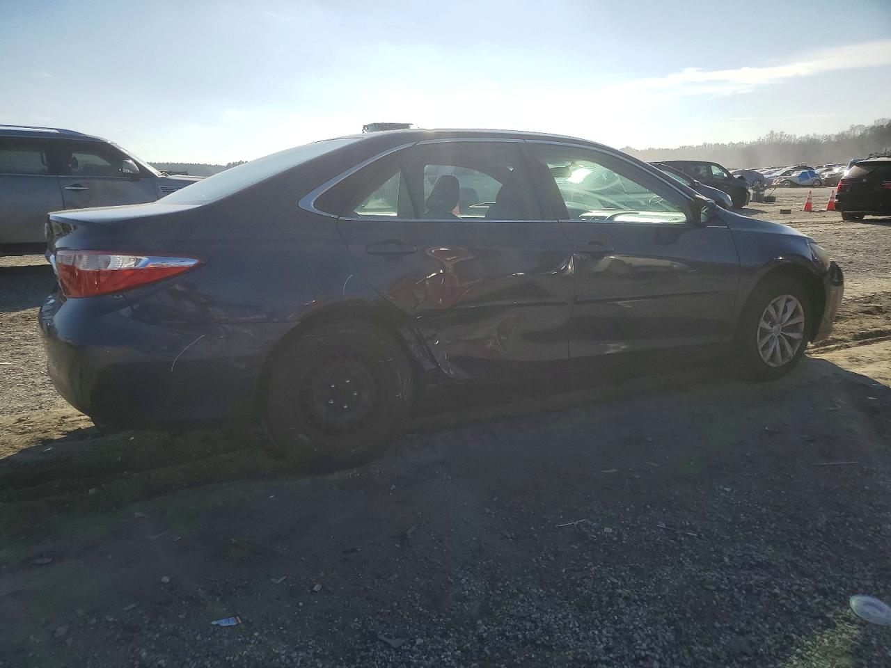 2015 TOYOTA CAMRY LE photo 3