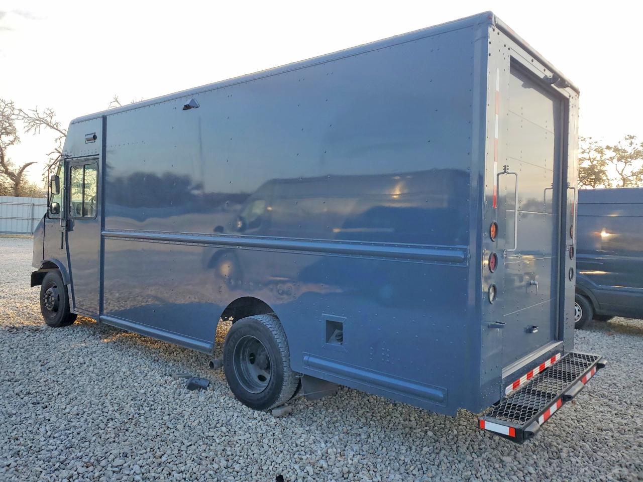 2020 FORD F59 DELIVERY TRUCK photo 2