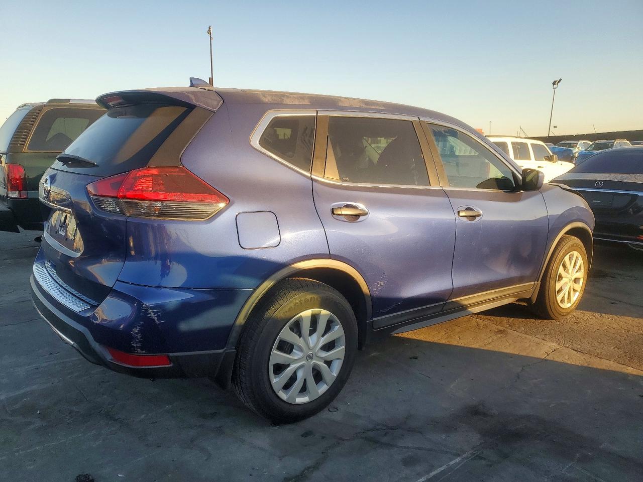2018 NISSAN ROGUE S photo 3
