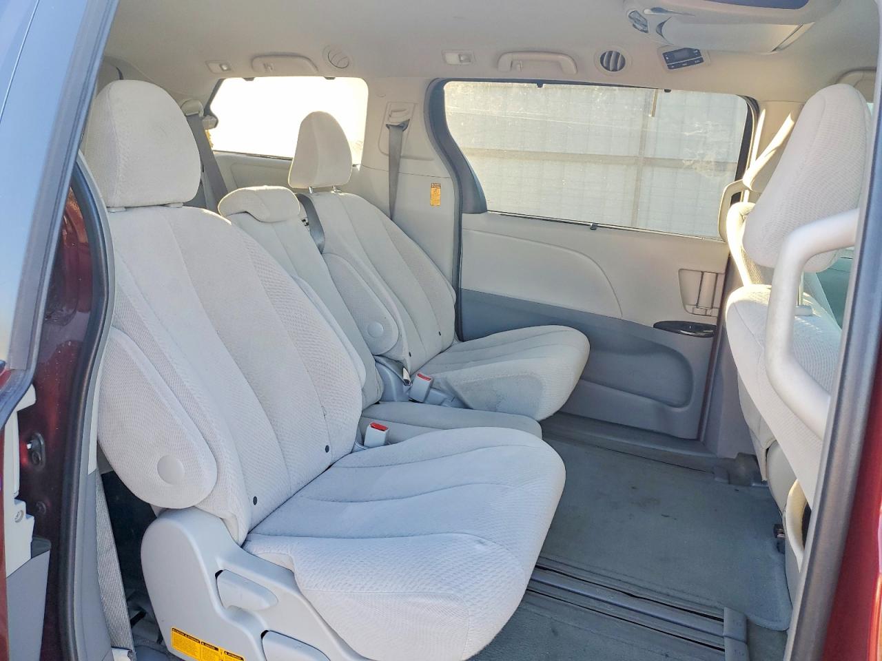 2014 TOYOTA SIENNA LE photo 11