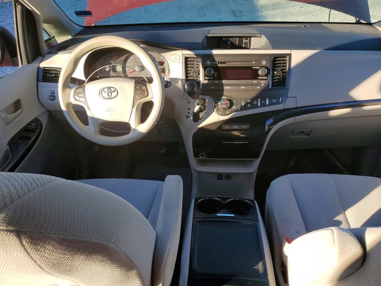 2014 TOYOTA SIENNA LE photo 8
