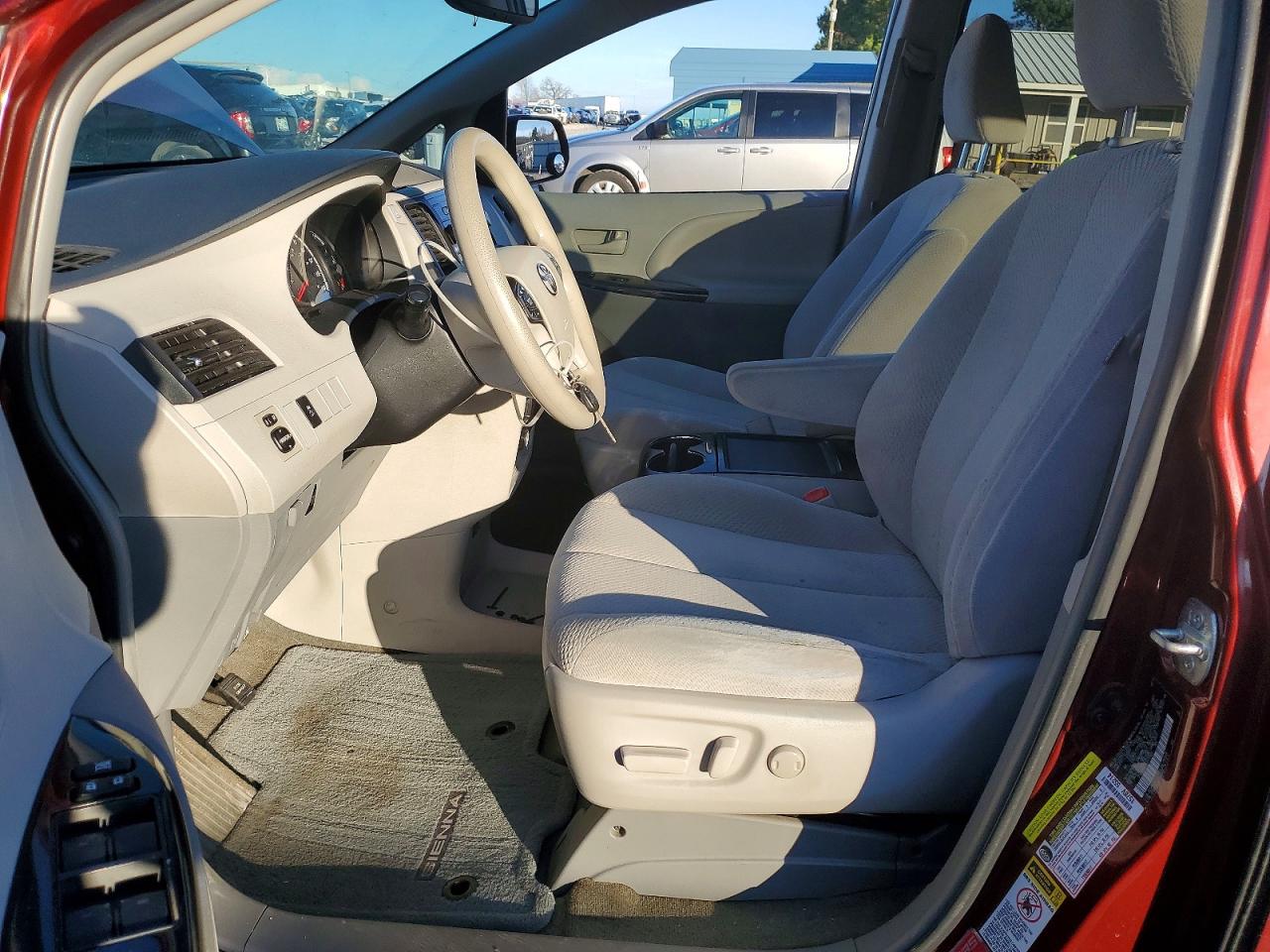 2014 TOYOTA SIENNA LE photo 7