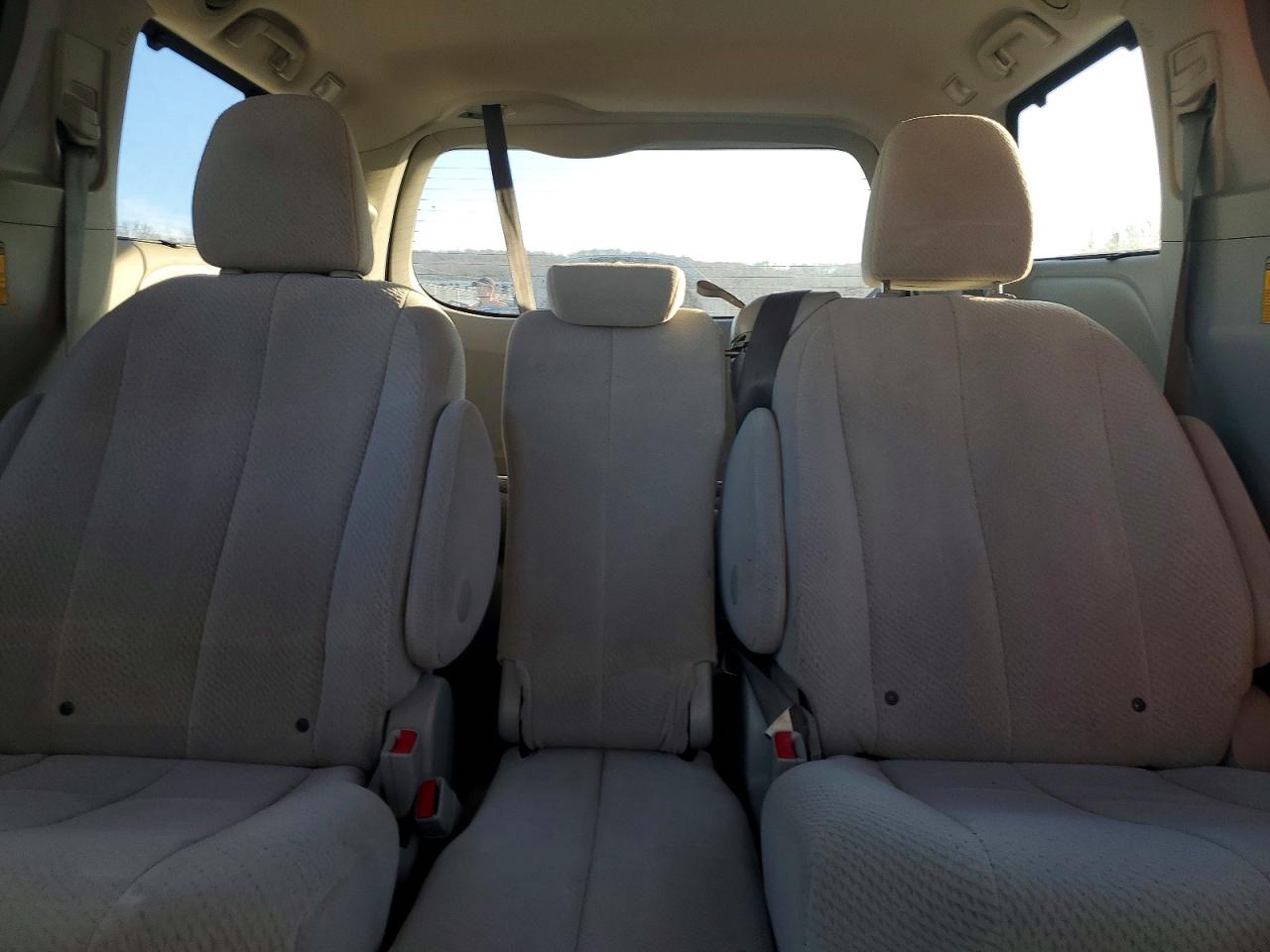 2014 TOYOTA SIENNA LE photo 10