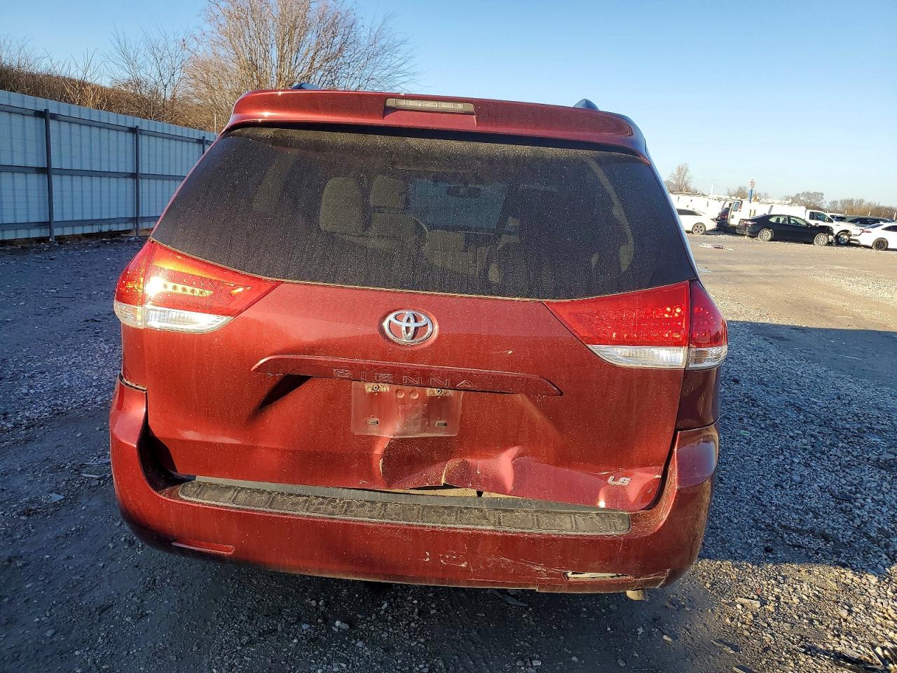 2014 TOYOTA SIENNA LE photo 6