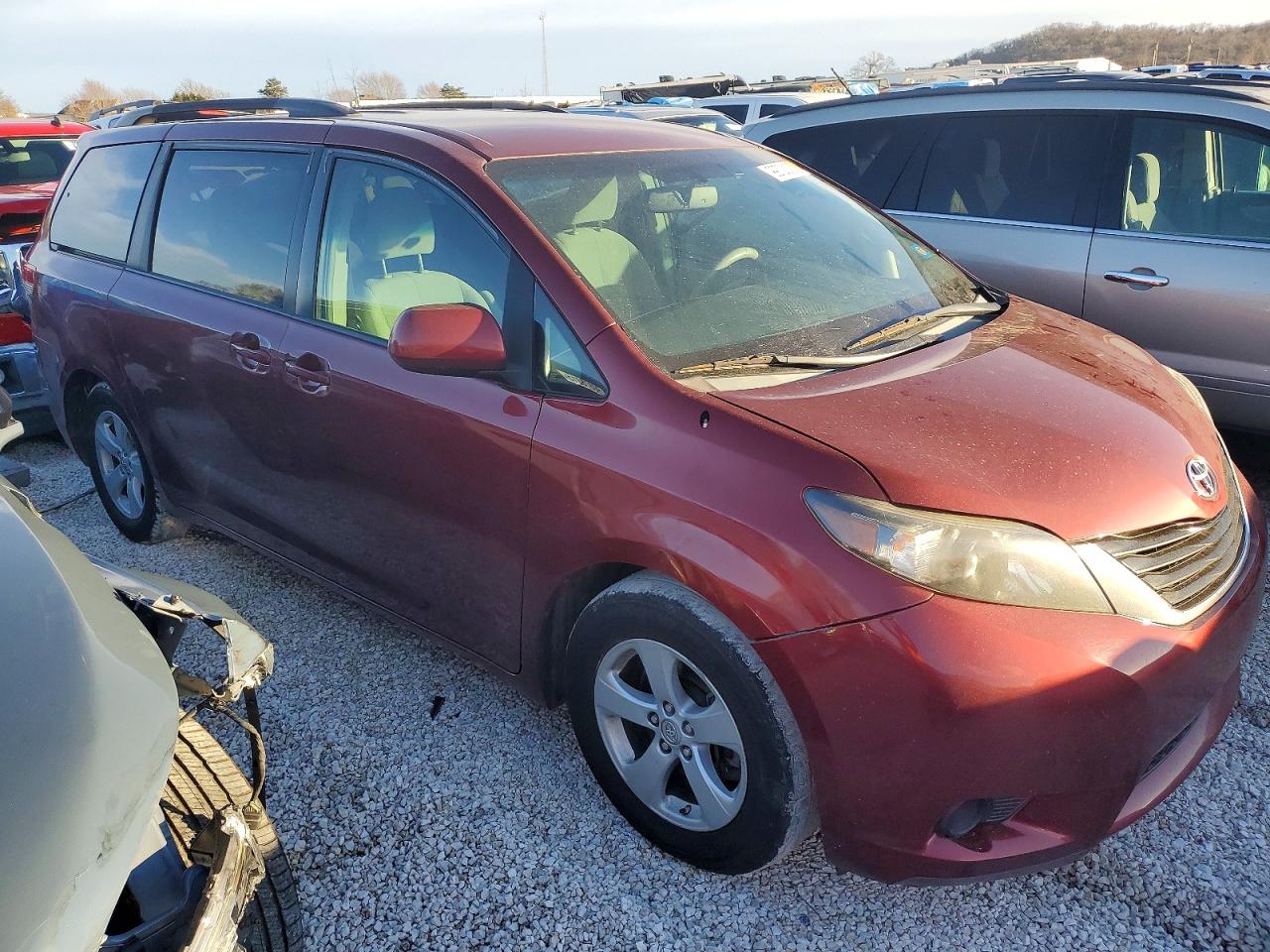 2014 TOYOTA SIENNA LE photo 4