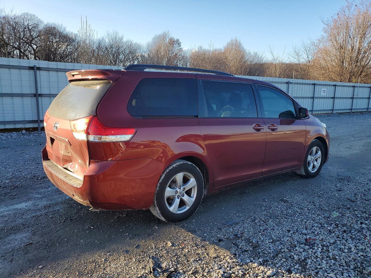 2014 TOYOTA SIENNA LE photo 3