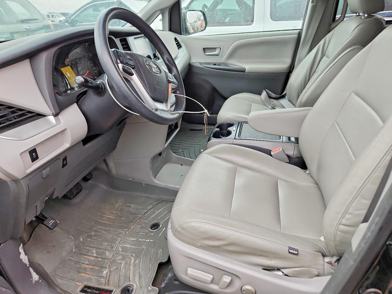 2017 TOYOTA SIENNA LE photo 7
