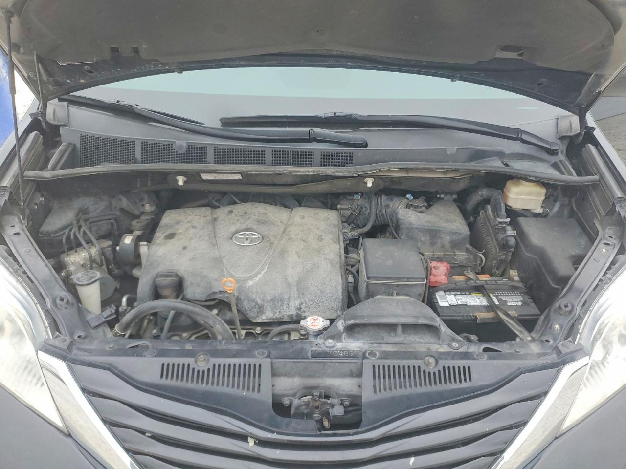 2017 TOYOTA SIENNA LE photo 12