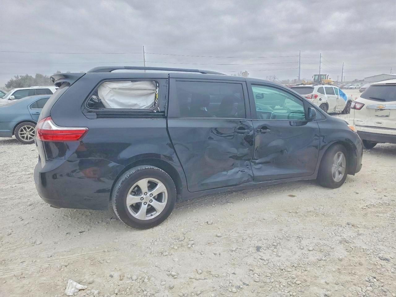 2017 TOYOTA SIENNA LE photo 3