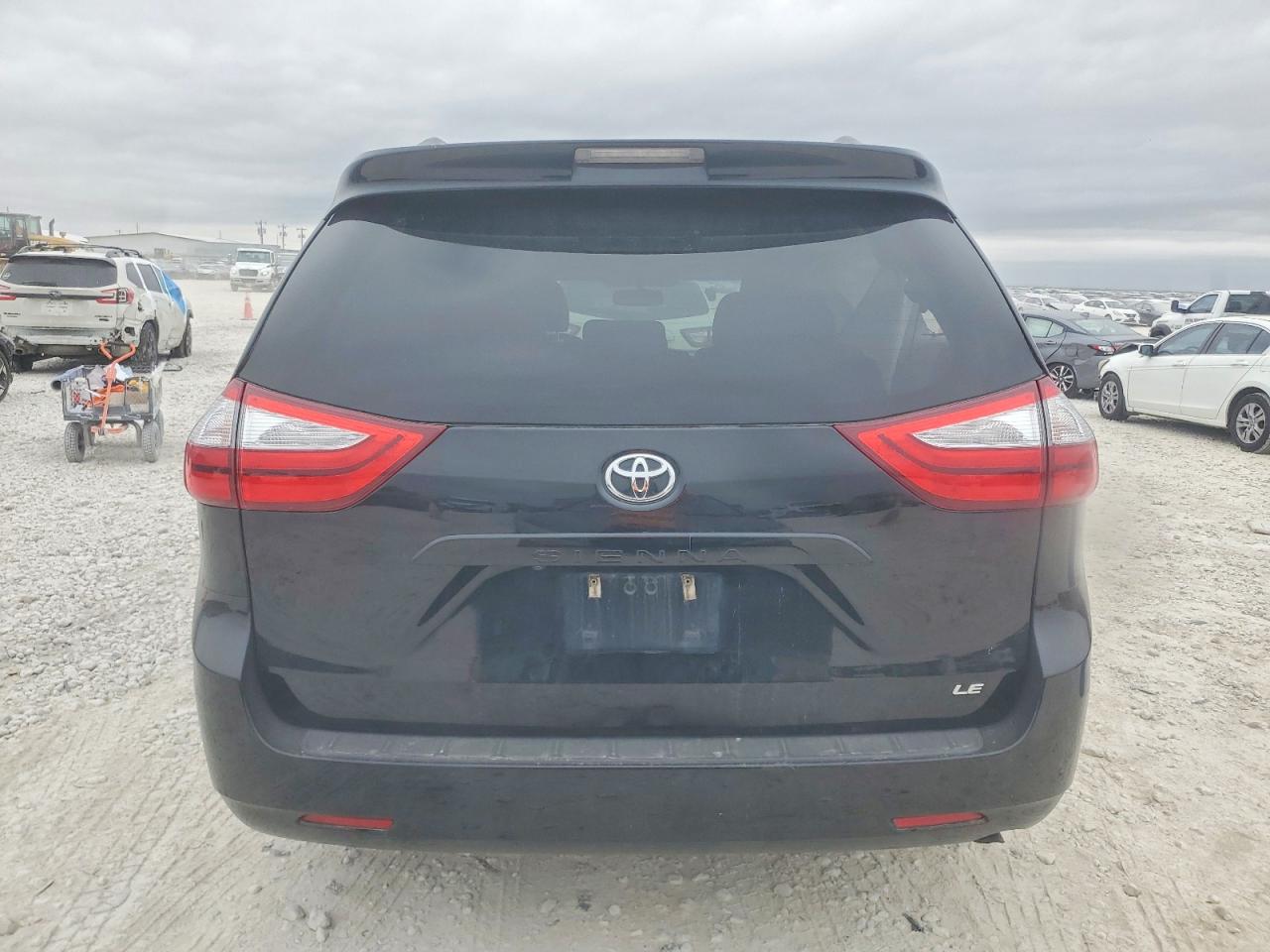 2017 TOYOTA SIENNA LE photo 6